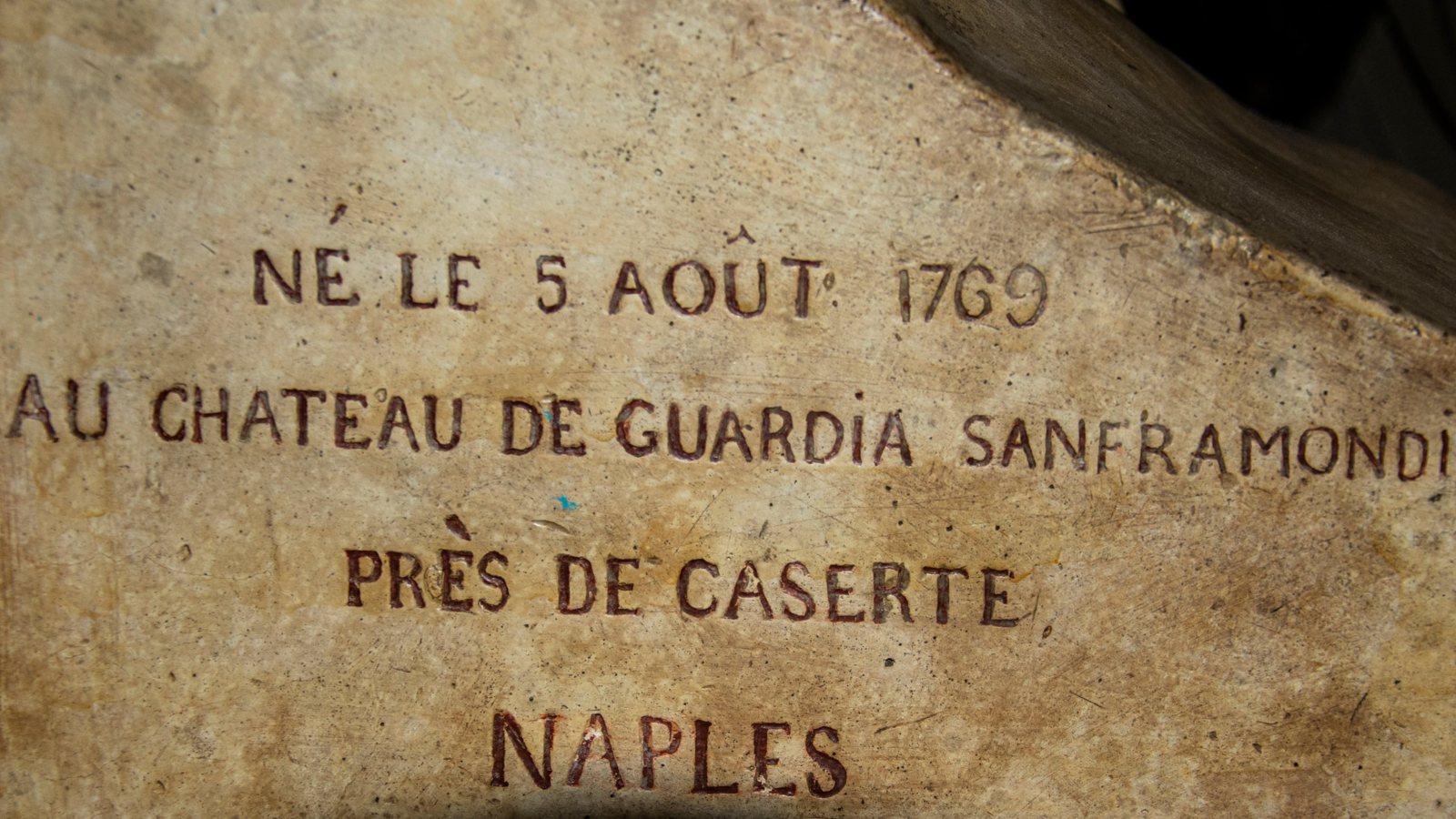 Il conte che portò l'omeopatia in Francia torna a Guardia: la Pro Loco dona al Comune il busto di Sebastiano Guidi Iscrizione: nato il 5 agosto 1769 al castello di Guardia Sanframondi presso Caserta, Napoli