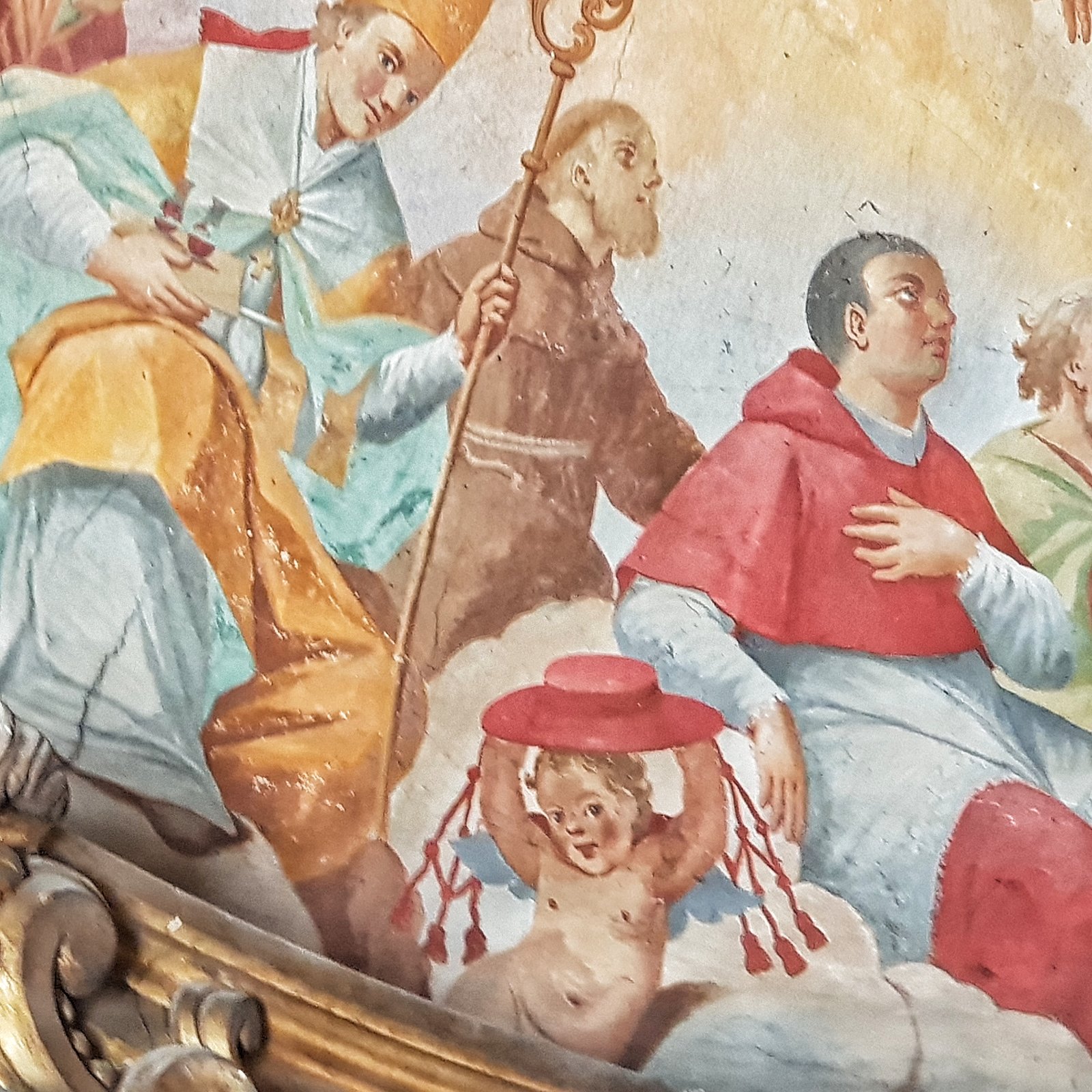 Particolare degli affreschi della cappella: un vescovo, un frate francescano e un cardinale con il putto che regge il cappello rosso