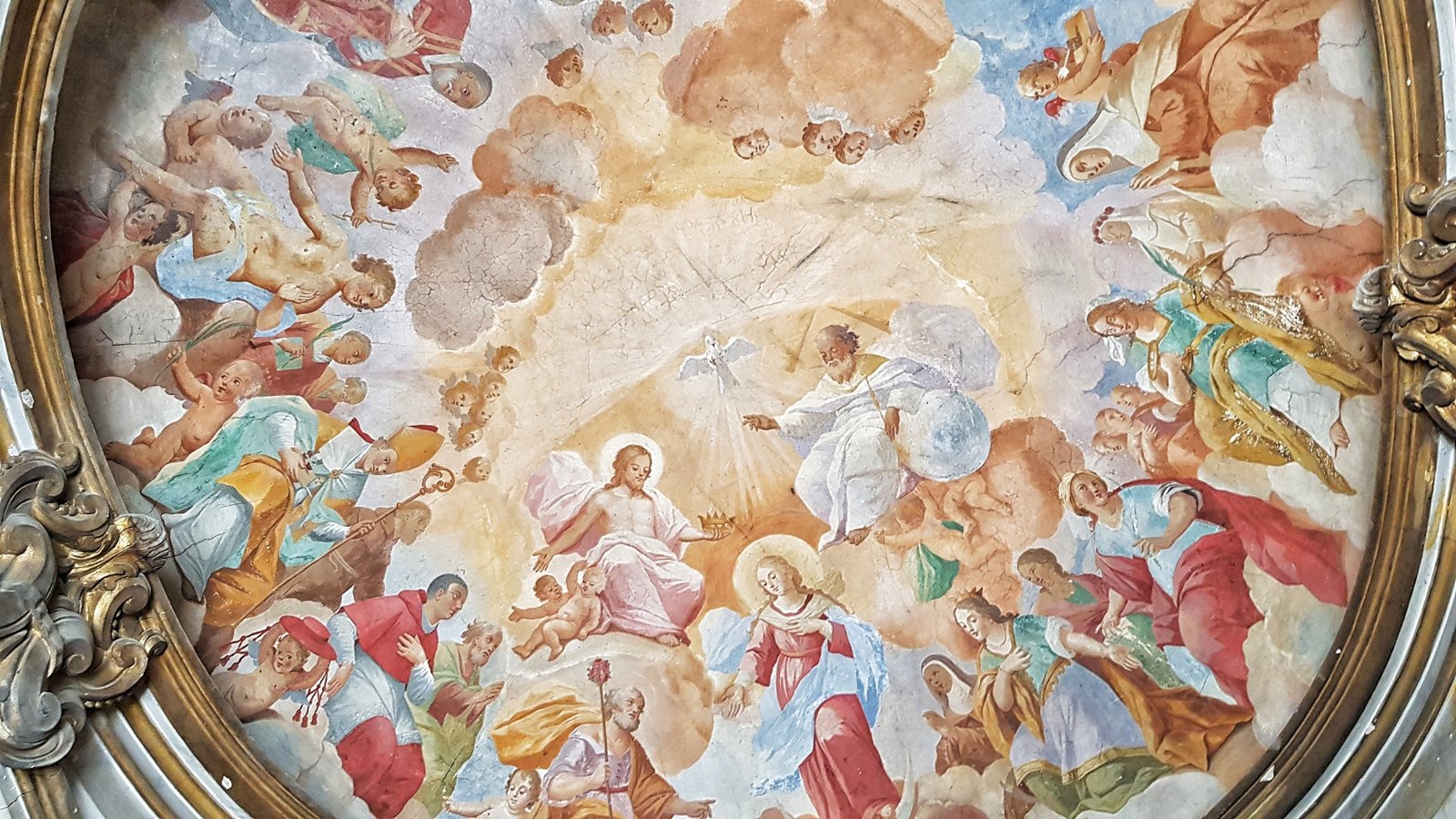 Affresco della volta con l'Incoronazione della Vergine circondata da santi e angeli